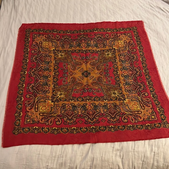 Wool scarf. 35” square. Traditional paisley design on bordeaux field. - Picture 6 of 6